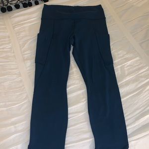 ATHLETA cropped legging with pockets on side!!